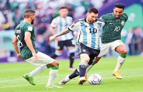 广东籍球员廖锦涛、吕焯毅参与英博队内的大连话挑战，前者胜